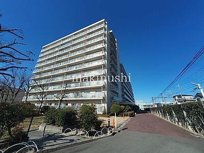 外観:外観【ファミール堺】堺市堺区七道東町1丁に位置し、2路線利用可能!スーパー・コンビニ・ドラッグストアなどが徒歩圏内に揃い、毎日のお買い物に便利。通勤・通学にも便利な立地が魅力です。ぜひご覧ください 外観:外観【ファミール堺】堺市堺区七道東町1丁に位置し、2路線利用可能!スーパー・コンビニ・ドラッグストアなどが徒歩圏内に揃い、毎日のお買い物に便利。通勤・通学にも便利な立地が魅力です。ぜひご覧ください