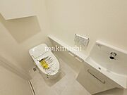 トイレトイレは1階と2階にあります、夜のおトイレも階段を上り下りしないですみますね。