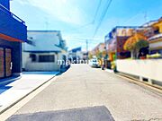 前面道路含む外観前面道路は、広くいので日々の車の出し入れも安心です。