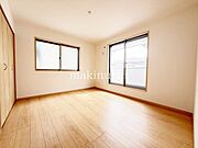 ・2面採光の明るいお部屋、お日様の光とさわやかな風をたっぷり取り込めます。気になるお部屋の換気もしっかりできますね。