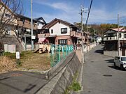 並びに公園があります