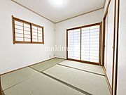 ・大きな窓から温かい光の差し込む居室、ぜひ現地にてご確認くださいませ。