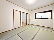和室来客用・お子様のお昼寝スペース・コタツ専用スペースと活躍しそうなお部屋です。