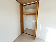 子供部屋の収納クローゼット付きの洋室、ハンガーに掛けるだけでサッと収納できます。
