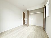 子供部屋　約5.2帖全室フローリングなので、ちょっとした汚れはモップでサッとお掃除できます。