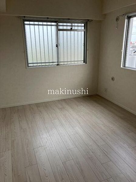 洋室二面採光で明るく風通しの良い快適空間。異なる方向から光と風を取り込ます。日中は自然光で過ごせて開放感もたっぷり。