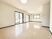 リビング窓の大きなLDKで、自然光がたっぷりと差し込み、明るく開放感あふれる快適な家族団らんの空間です。