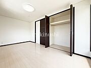 寝室　約8.2帖バルコニーに面した約8.2帖の寝室で、明るく開放感があり、ゆったりとくつろげる快適なプライベート空間です。