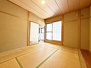 和室　2階約6.0帖バルコニーに面した和室約6.0帖は、明るく風通しの良い空間で、寝室としても快適にお使いいただけます。