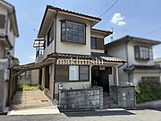外観柏原市国分本町7丁目 中古戸建 落ち着いた住宅街が広がるエリアで、静かに暮らしたい方に向いた住環境です。戸建て住宅が中心の街並みです