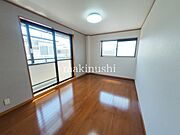 寝室　約7.8帖2面採光の明るいお部屋、お日様の光とさわやかな風をたっぷり取り込めます。気になるお部屋の換気もしっかりできますね。