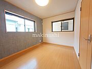 子供部屋　約6.0帖家族一人ひとりの大切なプライベート空間として、用途に合わせて自由に使えるシンプルな仕上がりです。趣味や勉強など多目的に活用でき、快適で心地よい住環境を実現します。
