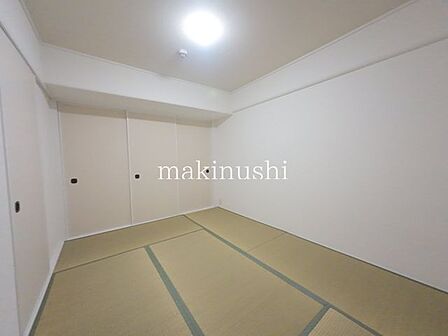 和室 約6.0帖和室約6.0帖は落ち着いた雰囲気の空間で、くつろぎや来客用、子どもの遊び場など多目的に利用可能。畳の心地よさを感じながら、和の趣ある暮らしを楽しめます。