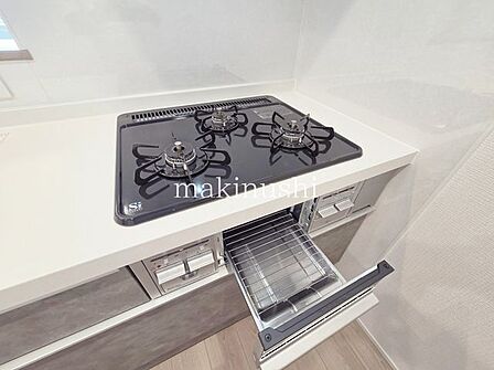 キッチン煮込みや炒め物など、異なる調理を同時に進められる三口コンロを採用。忙しい朝や夕食の準備も効率よく行えます。調理時間の短縮にもつながり、毎日の家事を快適にサポートします。