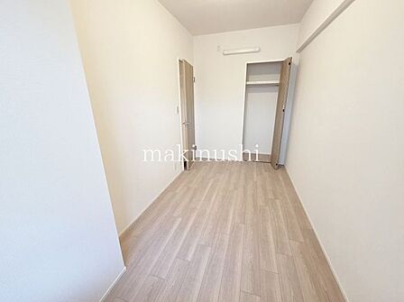 子供部屋 約5.1帖クローゼット付きの洋室で、お気に入りの洋服もたっぷり収納できます。収納ボックスなどを組み合わせれば、衣類だけでなく小物や季節用品も整理でき、すっきりとした快適な空間を保てます。
