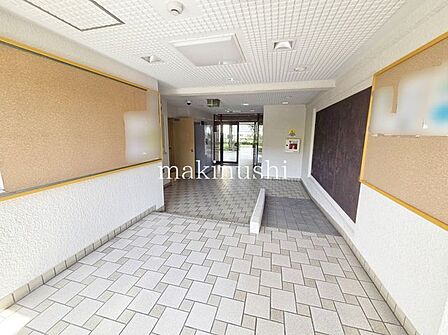 エントランスエントランスにはスロープが設置されています。段差の移動がしやすく、ご年配の方や小さなお子様、ベビーカーを利用するご家庭にも嬉しい配慮。毎日の外出や帰宅もスムーズで安心です。