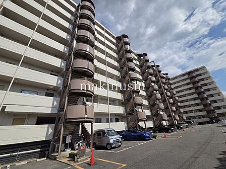 外観エクセラート八尾は昭和60年11月竣工、総戸数148戸の大型分譲マンション。ペット飼育可(規約有)。駅徒歩8分の便利な立地で、通勤・通学にも快適。暮らしやすい住環境が魅力です。