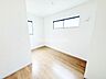 子供部屋：子供部屋　約5.0帖シンプルな内装のお部屋は、家具やインテリアとの相性が良く、好みに合わせて自由にコーディネートできます。ナチュラルにもモダンにも仕上げやすく、自分らしい心地よい空間をつくれます。