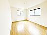 洋室：洋室　約7.5帖二面採光のお部屋は、2方向から自然光が差し込むため、明るく開放感のある空間です。風通しにも配慮しやすく、心地よく過ごせるのが魅力。時間帯によって異なる光の表情を楽しめるお部屋です。