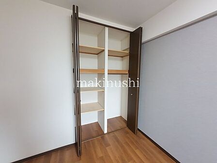 洋室 約6.0帖収納力のあるクローゼットは、衣類やバッグ、季節物などをまとめて収納できる便利なスペースです。お部屋に収納家具を置く必要を抑えられ、居室をすっきり広く使えるのも魅力ですね。