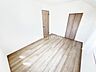 洋室：洋室　約6.0帖ベッドや家具もゆったり置ける十分な広さのお部屋です。木の温もりがやさしいフローリングは、お気に入りの家具や小物を取り入れて、心地よい空間を！