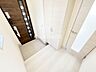 玄関：・採光がふんだんに取れている玄関は自然光で明るいです。