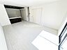 リビング/ダイニング：家族がゆったりと過ごしやすい広さがあり、開放感のある空間をつくりやすい点が魅力です。ダイニングやキッチンと一体化した家族とのコミュニケーションが取りやすいです