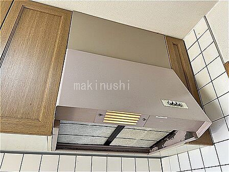 レンジフード臭いや煙をしっかり集めるレンジフード付きです。