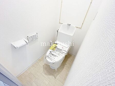 トイレ快適な温水洗浄便座付きトイレです。毎日使う場所だからこそ、清潔感のある空間はうれしいポイント。気持ちよくお使いいただける、快適な設備を備えています。