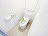トイレ：トイレ快適な温水洗浄便座付きトイレです。毎日使う場所だからこそ、清潔感のある空間はうれしいポイント。気持ちよくお使いいただける、快適な設備を備えています。