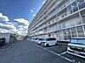 駐車場：駐車場グリーンヒル北野田スカイハイツの駐車場スペースです。敷地内に駐車場があり、お車を利用されるご家庭にも便利。日々の通勤やお買い物など、快適なカーライフをサポートします。