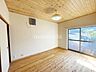 室内：洋室大きな窓から温かい光の差し込む居室、ぜひ現地にてご確認くださいませ。