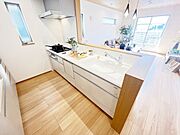 ・対面式キッチンなのでリビングにいるご家族とコミュニケーションを取りながら洗い物や、お料理が楽しめそうですね。