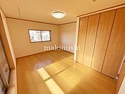 寝室両面から光を取り込むことが出来る洋室です。ご夫婦の寝室にいいかがでしょうか？ 約9.0帖