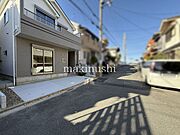 前面道路含む外観前面道路との高低差が無く、交通量も少ないので日々の車の出し入れも安心です。