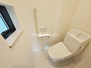 ・快適な温水洗浄便座付きのトイレです。毎日使うトイレが綺麗だと嬉しいですね。