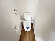 トイレトイレは1階と2階にあります、夜のおトイレも階段を上り下りしないですみますね。