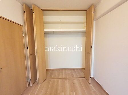 収納各所に配置された収納スペースは、洋服や小物はもちろんのこと、掃除機や日用予備品・お子様のおもちゃなど様々な物を収納して頂ける便利なスペースです。