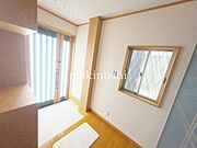 玄関採光がふんだんに取れている玄関は自然光で明るいです。