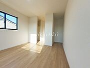 寝室両面から光を取り込むことが出来る洋室です。ご夫婦の寝室にいいかがでしょうか？
