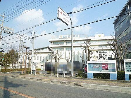 富田林市役所 徒歩8分。 590m