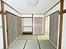 収納：たくさん収納できる押し入れ付きです♪