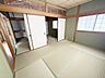 和室：2階の2間続きの和室には美しい欄間が♪光と風を通す機能美と繊細な彫刻が、空間を粋な和モダンに彩ります♪