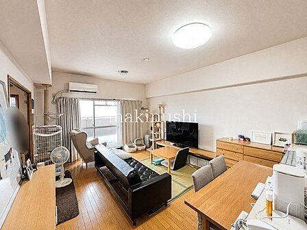バルコニーに面した明るいリビングは約15.2帖♪ご家族が集まる憩いの空間です♪