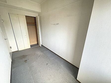 ■洋室 4.8帖■玄関入って右手側の洋室です。お子様のお部屋や仕事用の部屋など、様々な使い方がして頂けます。■