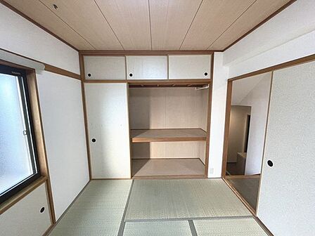 ■和室収納■和室にも押入れを設置しました。来客用のお布団を入れるのにもお使いいただけます。■