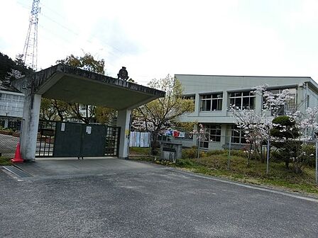 河内長野市立南花台小学校 徒歩13分。 990m