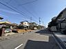 外観：■前面道路を含む現地写真■南東側接道■前面道路幅員約8．2ｍ■