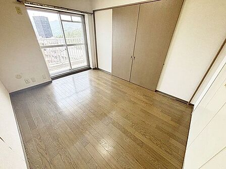 ■洋室6帖■南東向きバルコニーに面した洋室。主寝室にもお子様のお部屋にもお使いいただけます。引き戸を開け放ってリビングの延長のお部屋としてもお使いいただけそうです。■