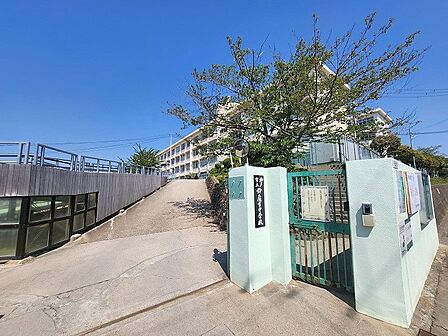 市立鈴蘭台中学校 約630m